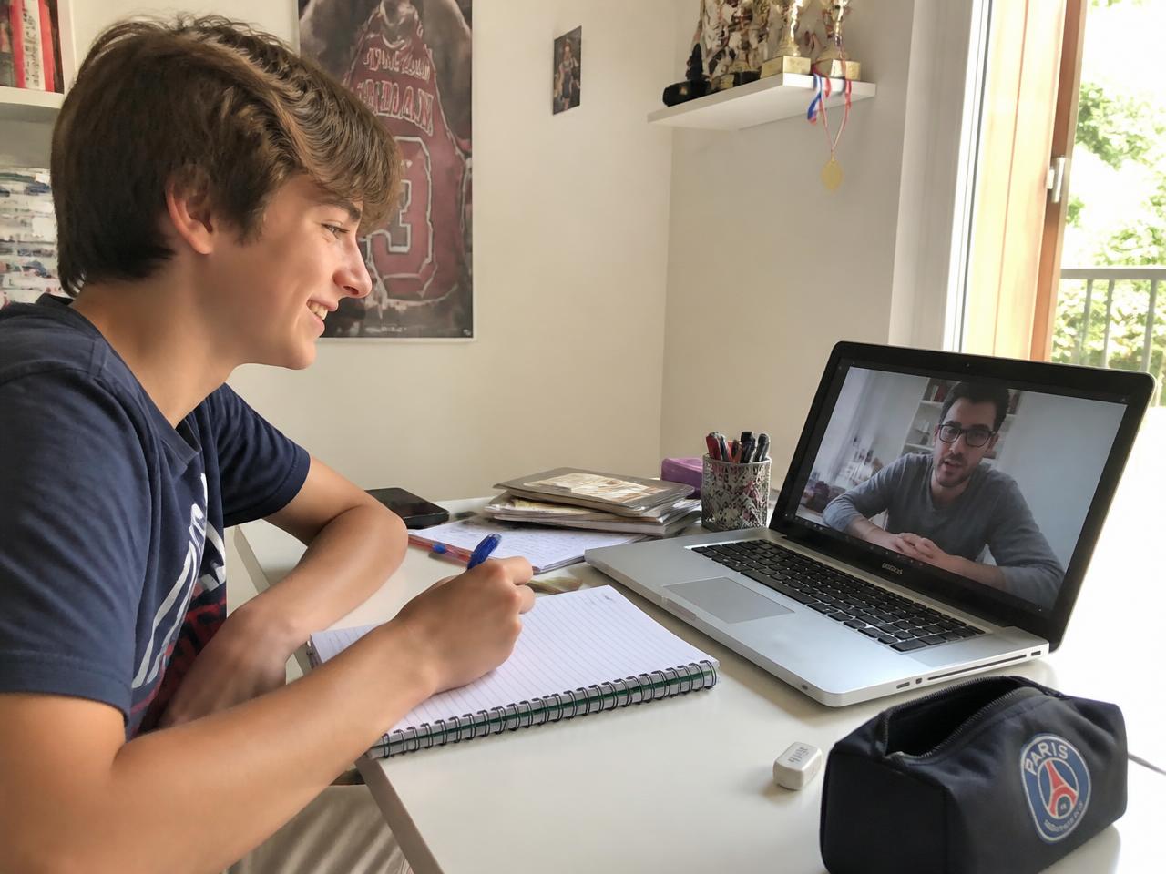 Élève de collège en stage intensif de révision en visio avec son professeur Skoolup