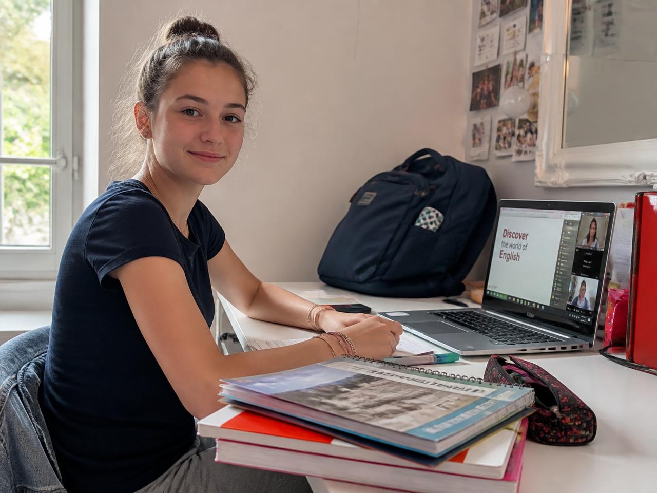 Élève préparant sa rentrée scolaire lors d'un stage de pré-rentrée en visio avec Skoolup
